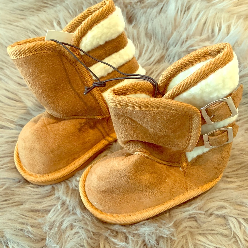 Kids winter boot with straps a side
